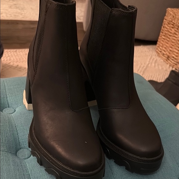 Sorel Brex Size 9.5 Black Ankle Boots - Picture 2 of 5